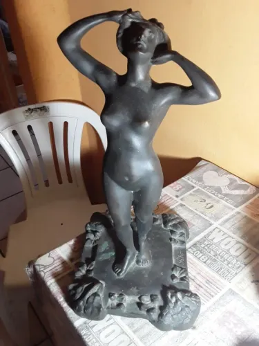 Estatua em bronze Art Nuveau: "Le Reveil", ou "Il Risveglio". Artista italiano.