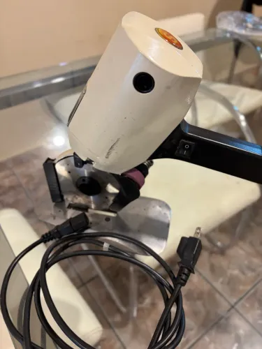Máquina de Cortar Tecido Singer - modelo 950C-104
