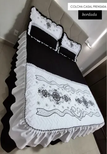 Cama mesa e banho