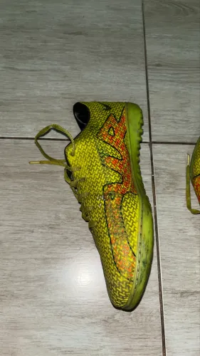 Chuteira amarela Nike falsa bem desgastada 37/38 society