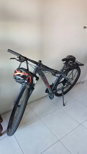 Bicicleta Oggi Hacker Sport Aro 29 Grafite + Capacete e Cadeado