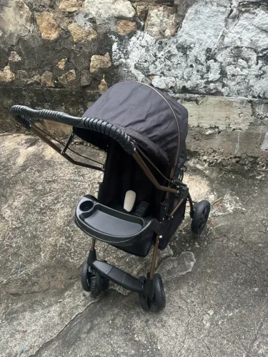 Carrinho de bebê com bebê conforto