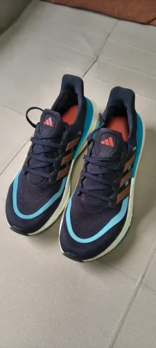 Tênis Adidas ultraboost 23 light . Cor azul com vermelho N.42