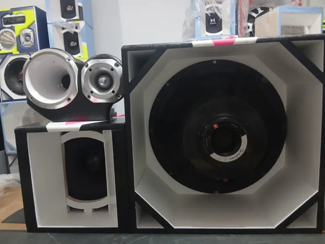 Som 4 vias - Tornado de 18" de 1.100rms + Médio 10" 550rms + Jarrão Qvs + Tweeter