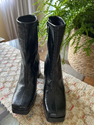 Bota preta plataforma modelo europeu