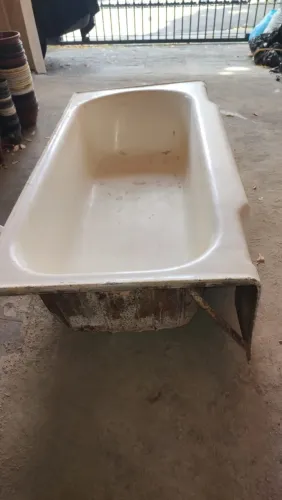 Vende se uma banheira dos anos 60
