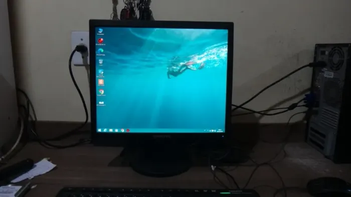 Monitor LCD 17" {Ajuste de Altura} +Rotação 180"