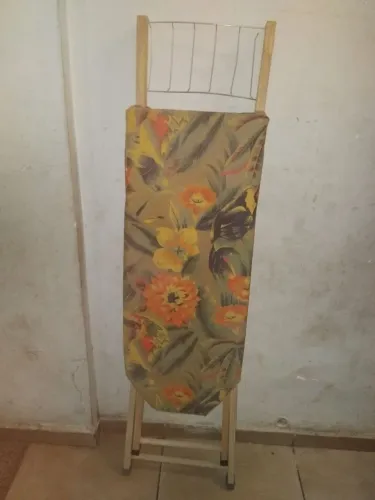 Tábua de passar roupa semi nova 