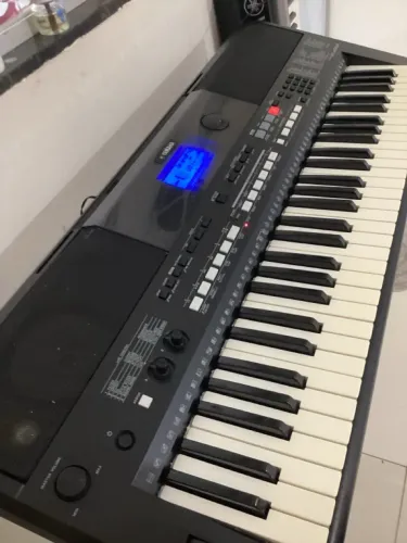 Teclado YAMAHA PSR E433 (pega Pen Drive)