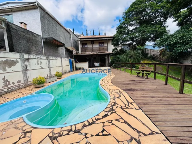 Sítio/ Granja/ Chácara à venda - 05 quartos sendo 04 semí-suítes, área gourmet e piscina.