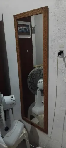 Vendo espelho com moldura de madeira trabalhada, com poucas avarias.