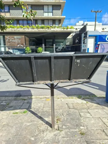 Lixeira Grande Para Condomínio e Comércio. Medidas 1,30x1,30m com 1,40 de altura