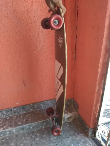 Vendo um longboard!!! Em perfeito estado de uso.... mais informacoes *63