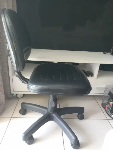 Cadeira couro giratória modelo secretaria