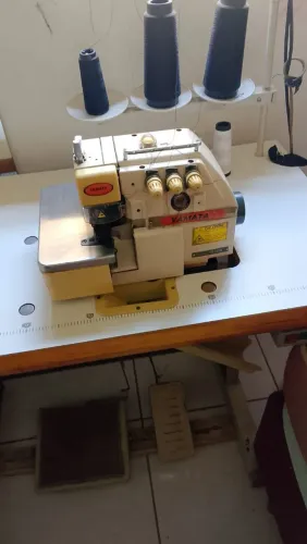 Maquina overlock yamata