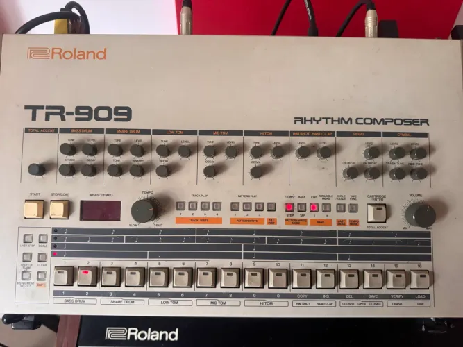 Roland TR 909 