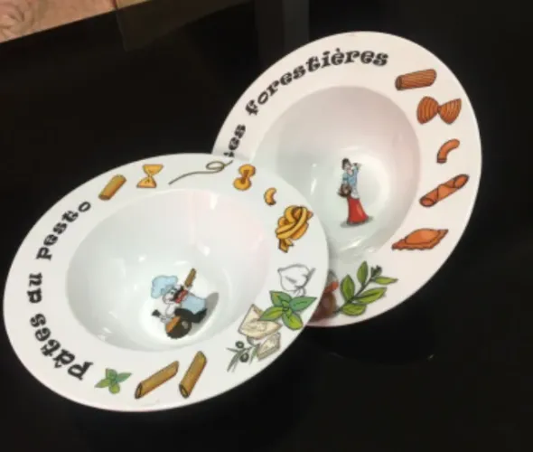 Jogo de 2 pratos para massa - cerâmica com design divertido.