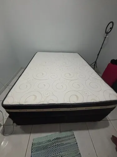 Cama casal com base baú