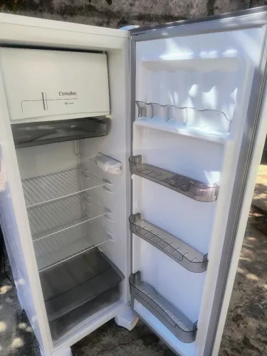 Vendo geladeira semi-nova