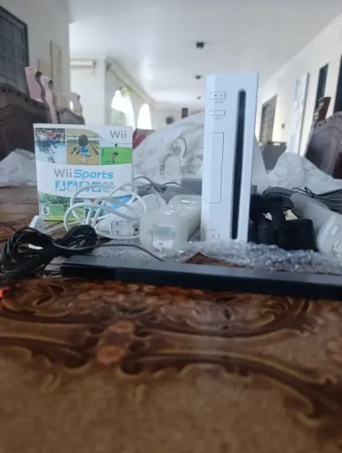 NINTENDO Wii Original RVL-001 + 3 Controles e 2 jogos