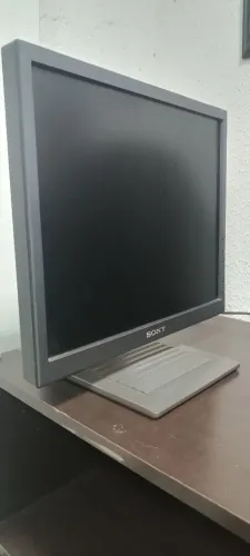 Monitor Sony LCD modelo SDM- S73