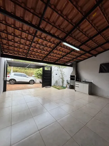Casa à venda em Rio Verde com ótima localização, 3 quartos, churrasqueira e armários