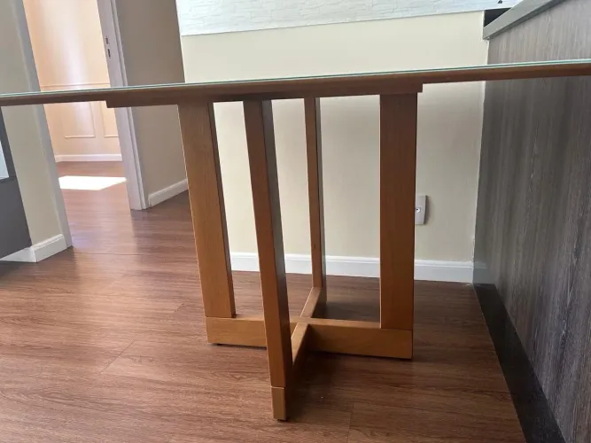 Mesa madeira maciça 1x1. Tampo de vidro offwhite. NAO TEM CADEIRA