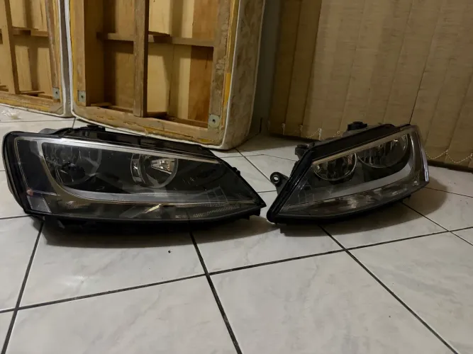 Par de farol Jetta TSI original VW