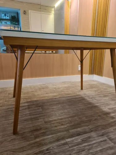 Mesa quadrada com tampo de vidro