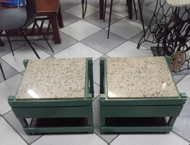Mesa de madeira com gaveta e tampo de pedra