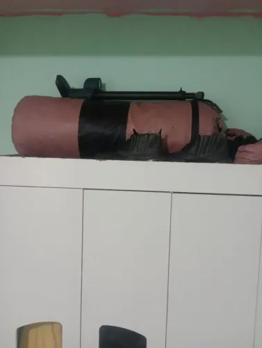 Vende-se saco de bater com luvas de boxe