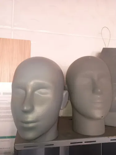 Cabecas manequins bonés óculos 