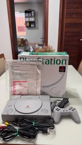 PlayStation 1 Japonês Completo na Caixa (Serial Batendo) - Estado de Colecionador!
