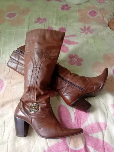 Bota marrom cano alto