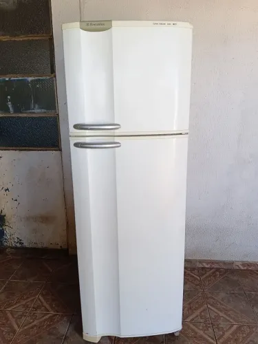 Vendo geladeira Electrolux 430 litros de gelo seco funcionando perfeitamente