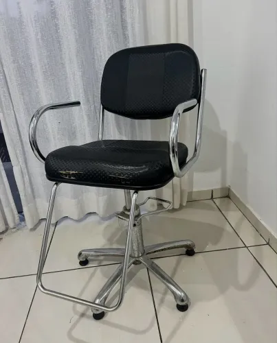 Cadeira lavatório e armário salão de beleza
