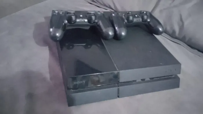 Ps4 FAt+2 controles e 2 jogos