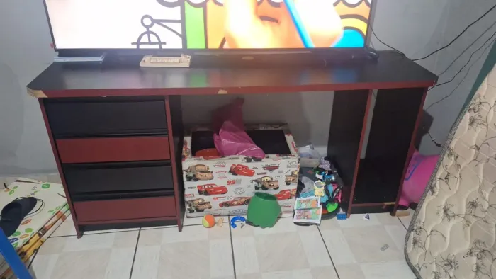 Mesa de escritório com duas cadeiras