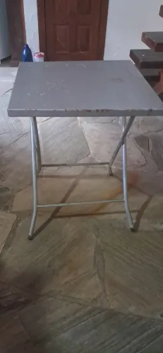 Vende-se mesa em metal sem cadeiras n faço entrega