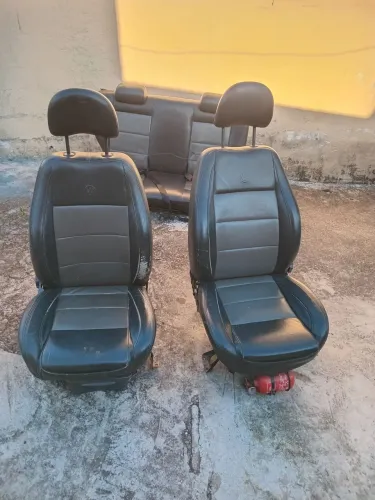 Vendo um jogo de banco de couro do fox
