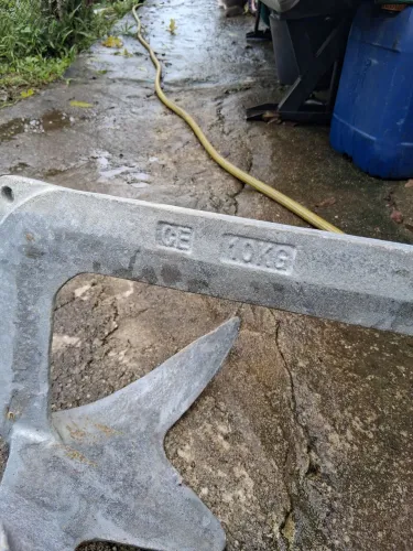 Âncora bruce 10 kg galvanizada com um metro de corrente. Valor, 450,00