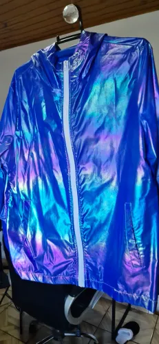Jaqueta corta vento holográfica azul brilho rainbow