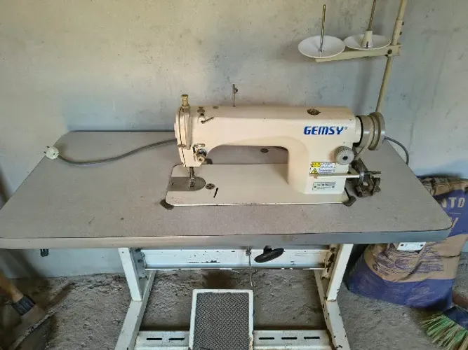 Máquina de costura Industrial Gemsy 9000