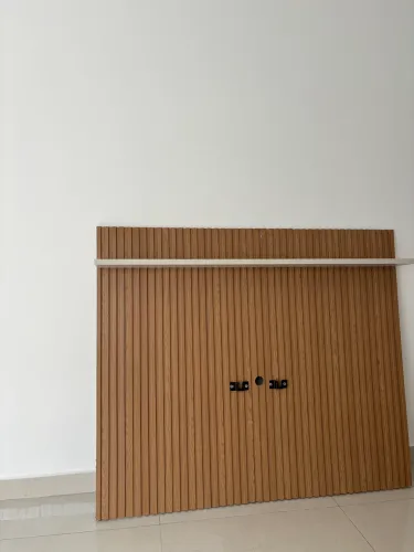 Painel e rack de sala