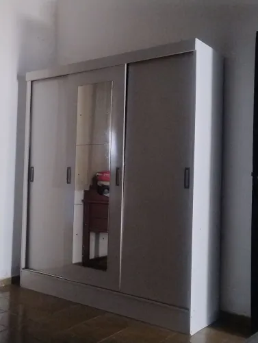 Armário com 3 portas e espelho