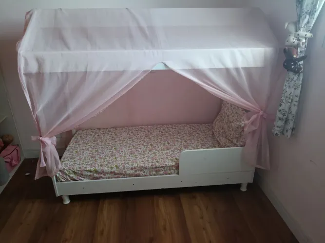 Cama montessoriana infantil 