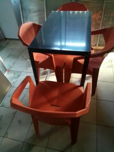 Vendo mesa de inox com 4 cadeiras tudo novo