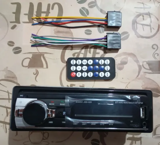 Som automotivo MP3 /USB e SD com controle remoto.