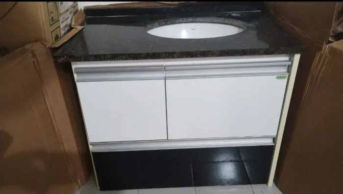 Gabinete de Banheiro com cuba de louça, 3 divisórias em MDF e tampo de mármore 
