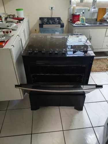 Fogão com tampo de vidro 5 bocas painel digital com turbo e grill e super chama central